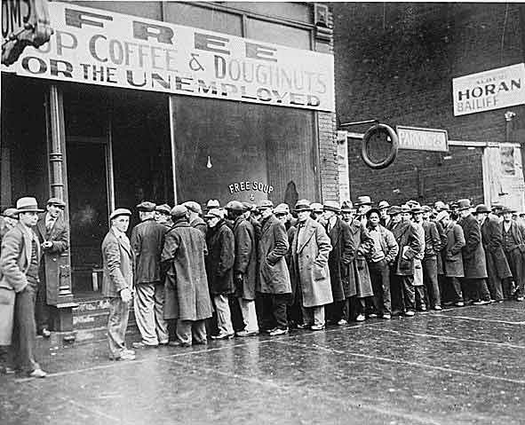 Desempregados fazem fila por uma refeição de graça após a crise de 1929