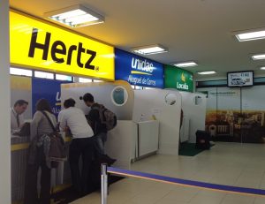 Lojas da Hertz e Unidas no aeroporto